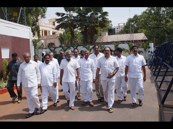 గవర్నర్‌ను కలిసిన వైసీపీ నేతలు