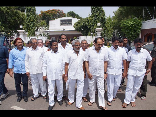 గవర్నర్‌ను కలిసిన వైసీపీ నేతలు