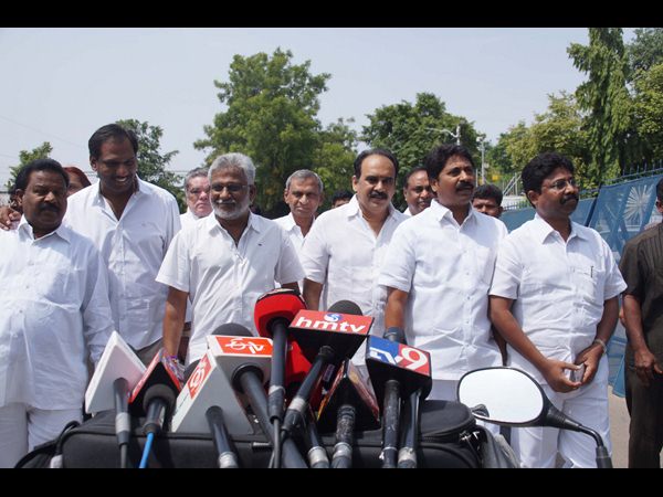 గవర్నర్‌ను కలిసిన వైసీపీ నేతలు