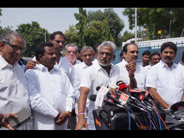 గవర్నర్‌ను కలిసిన వైసీపీ నేతలు