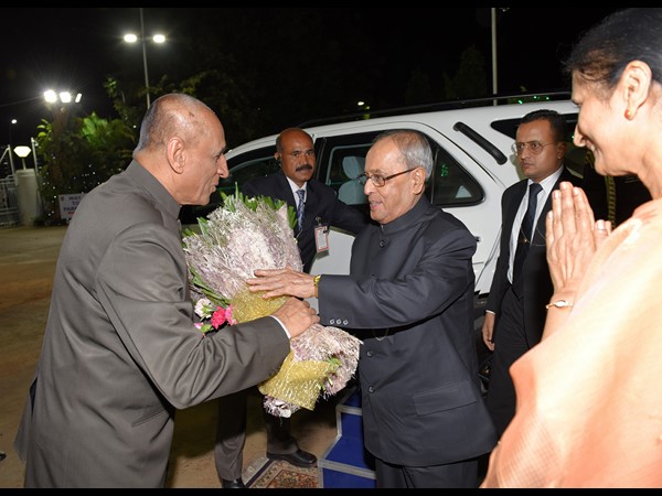 రాష్ట్రపతికి గవర్నర్ దంపతులు స్వాగతం