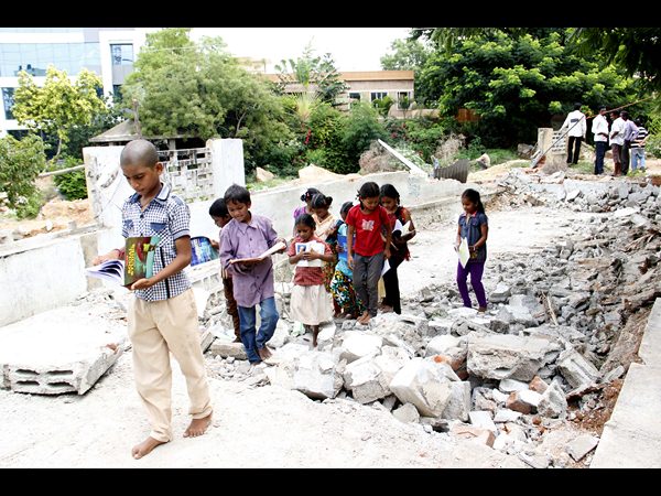 పాఠశాల కూల్చివేతపై హెచ్చార్సీకి ఫిర్యాదు పాఠశాల కూల్చివేతపై హెచ్చార్సీకి ఫిర్యాదు