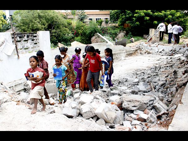పాఠశాల కూల్చివేతపై హెచ్చార్సీకి ఫిర్యాదు పాఠశాల కూల్చివేతపై హెచ్చార్సీకి ఫిర్యాదు