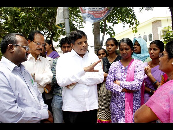 పాఠశాల కూల్చివేతపై హెచ్చార్సీకి ఫిర్యాదు పాఠశాల కూల్చివేతపై హెచ్చార్సీకి ఫిర్యాదు