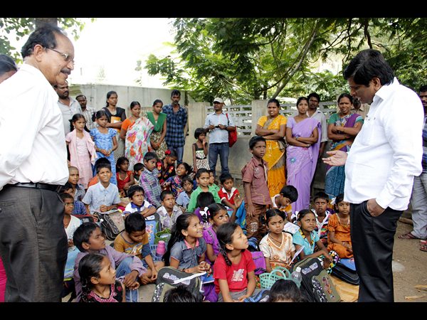 పాఠశాల కూల్చివేతపై హెచ్చార్సీకి ఫిర్యాదు పాఠశాల కూల్చివేతపై హెచ్చార్సీకి ఫిర్యాదు