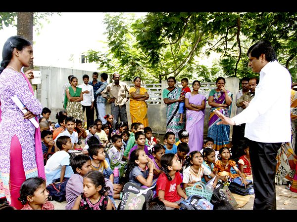 పాఠశాల కూల్చివేతపై హెచ్చార్సీకి ఫిర్యాదు పాఠశాల కూల్చివేతపై హెచ్చార్సీకి ఫిర్యాదు