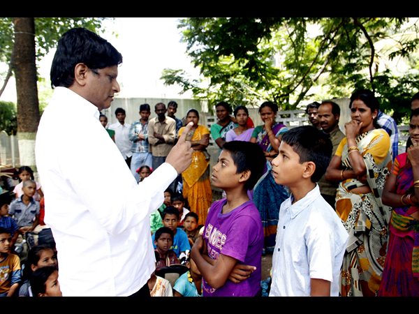 పాఠశాల కూల్చివేతపై హెచ్చార్సీకి ఫిర్యాదు పాఠశాల కూల్చివేతపై హెచ్చార్సీకి ఫిర్యాదు