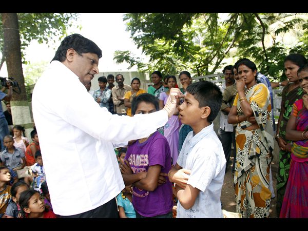 పాఠశాల కూల్చివేతపై హెచ్చార్సీకి ఫిర్యాదు పాఠశాల కూల్చివేతపై హెచ్చార్సీకి ఫిర్యాదు