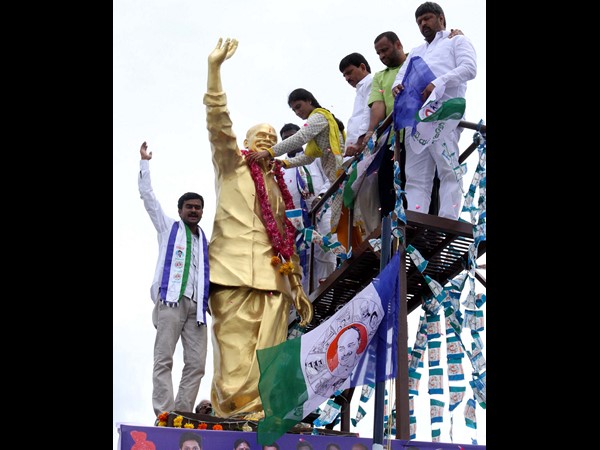 వైయస్‌కు నివాళి