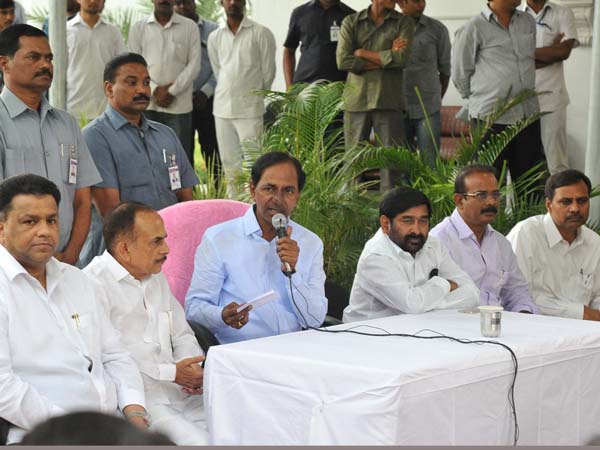 KCR says Iftaar parties will be held in all constituencies
