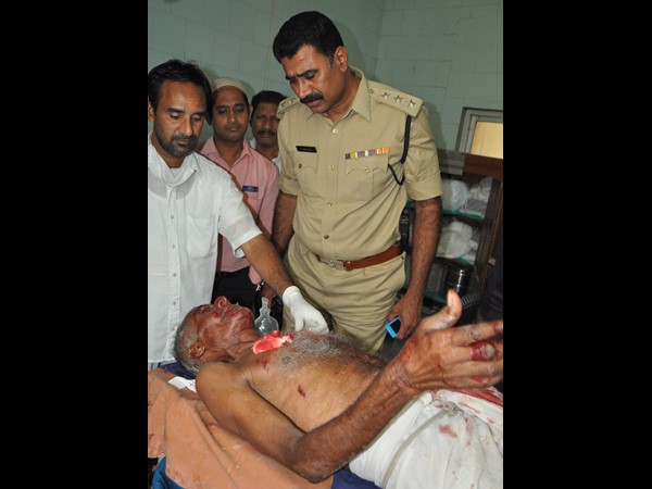 చికిత్స పొందుతున్న వృద్ధుడు