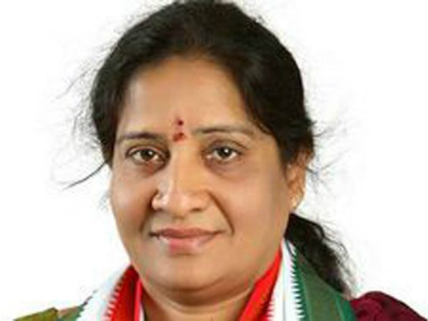 Congress MLC Akula lalitha fires at DS Congress MLC Akula lalitha fires at DS