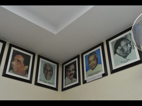 గాంధీ భవన్ నుంచి పీసీసీ అధ్యక్ష ఫోటోలు తొలగింపు