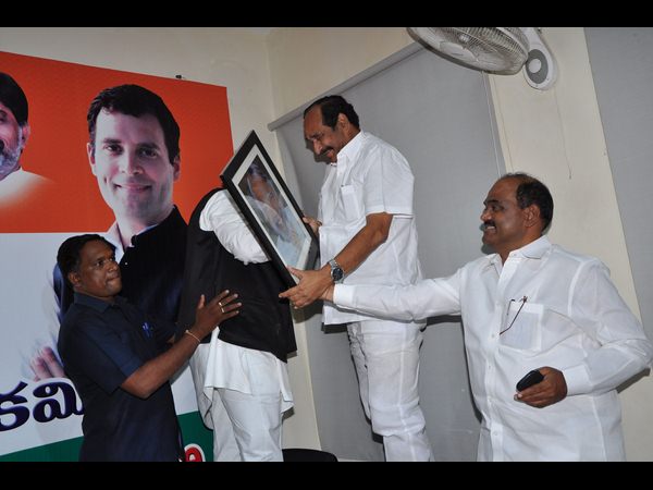 గాంధీ భవన్ నుంచి పీసీసీ అధ్యక్ష ఫోటోలు తొలగింపు