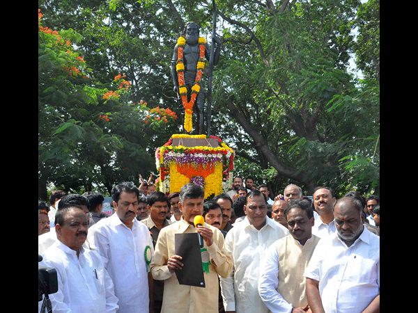 జానాతో బాబు షేక్ హ్యాండ్: పార్లమెంట్‌లో అల్లూరి విగ్రహాం
