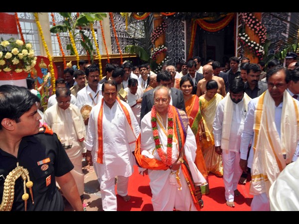 కట్టె పొంగలిని ఇష్టంగా తిన్న ప్రణబ్