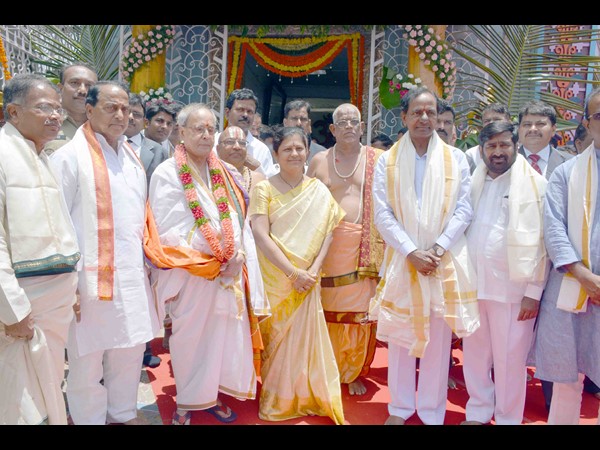 కట్టె పొంగలిని ఇష్టంగా తిన్న ప్రణబ్