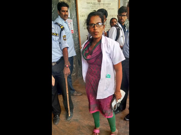  గాంధీ ఆసుపత్రిలో పట్టుబడ్డ నకిలీ డాక్టర్