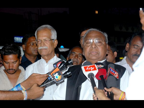 రాష్ట్రపతిని కలిసిన టి కాంగ్రెస్ నేతలు