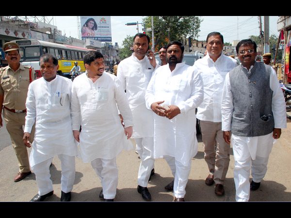 రాష్ట్రపతిని కలిసిన టి కాంగ్రెస్ నేతలు