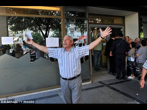 పవన్ కళ్యాణ్‌లా: సాయం చేసేందుకు సిడ్నీ నుంచి గ్రీస్‌కు