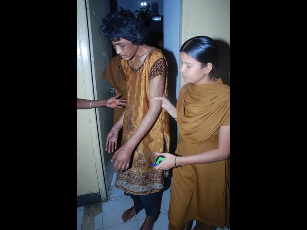 అనాథాశ్రమం నుంచి ఇంటికి.. అనాథాశ్రమం నుంచి ఇంటికి..