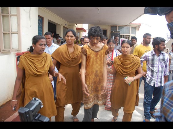 ప్రత్యూష్ ఒంటిపై గాట్లు.. ప్రత్యూష్ ఒంటిపై గాట్లు..