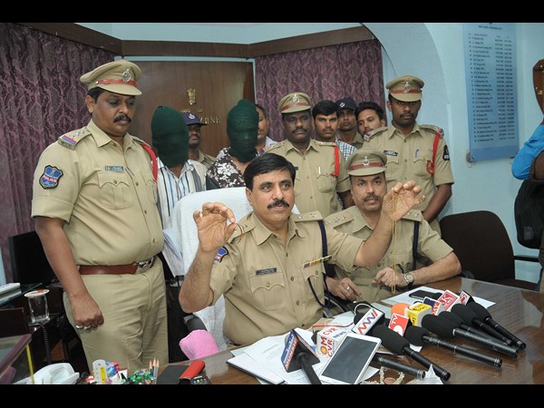 ఎయిర్ ఇండియా ఉద్యోగినిని దోచుకున్న ఆటో డ్రైవర్ అరెస్ట్ 