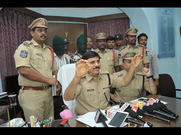 ఎయిర్ ఇండియా ఉద్యోగినిని దోచుకున్న ఆటో డ్రైవర్ అరెస్ట్ 