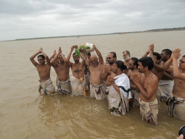  గండిపేట జలాశయంలో పూజారుల వరుణజపం