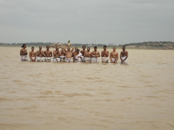  గండిపేట జలాశయంలో పూజారుల వరుణజపం