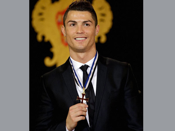 Cristiano Ronaldo Finds Woman's Lost Cell Phone in Las Vegas Cristiano Ronaldo Finds Woman's Lost Cell Phone in Las Vegas