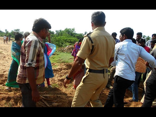 మళ్లీ ఏడ్చిన ఎమ్మార్వో వనజాక్షి: బాబుతో రెవెన్యూ ఉద్యోగుల చర్చలు సఫలం