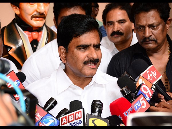  మళ్లీ ఏడ్చిన ఎమ్మార్వో వనజాక్షి: బాబుతో రెవెన్యూ ఉద్యోగుల చర్చలు సఫలం