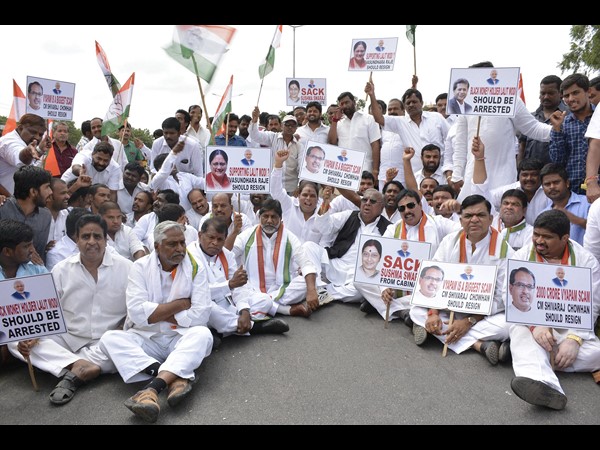 ప్లాఫ్ షోగా కాంగ్రెస్ ధర్నా: వీహెచ్ను తిట్టుకున్న నేతలు ప్లాఫ్ షోగా కాంగ్రెస్ ధర్నా: వీహెచ్ను తిట్టుకున్న నేతలు