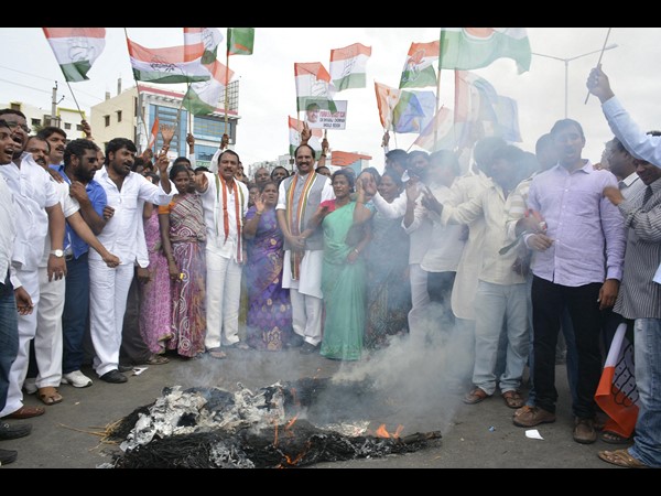 ప్లాఫ్ షోగా కాంగ్రెస్ ధర్నా: వీహెచ్ను తిట్టుకున్న నేతలు ప్లాఫ్ షోగా కాంగ్రెస్ ధర్నా: వీహెచ్ను తిట్టుకున్న నేతలు