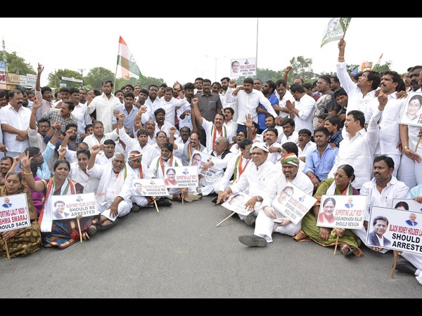 ప్లాఫ్ షోగా కాంగ్రెస్ ధర్నా: వీహెచ్ను తిట్టుకున్న నేతలు ప్లాఫ్ షోగా కాంగ్రెస్ ధర్నా: వీహెచ్ను తిట్టుకున్న నేతలు