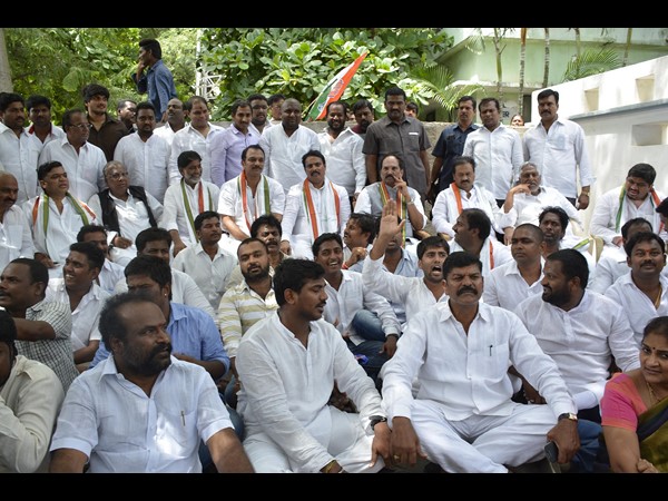 ప్లాఫ్ షోగా కాంగ్రెస్ ధర్నా: వీహెచ్ను తిట్టుకున్న నేతలు ప్లాఫ్ షోగా కాంగ్రెస్ ధర్నా: వీహెచ్ను తిట్టుకున్న నేతలు