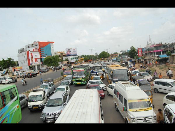 ప్లాఫ్ షోగా కాంగ్రెస్ ధర్నా: వీహెచ్ను తిట్టుకున్న నేతలు ప్లాఫ్ షోగా కాంగ్రెస్ ధర్నా: వీహెచ్ను తిట్టుకున్న నేతలు