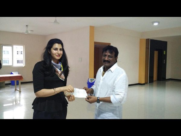 చెక్కు అందిస్తున్న సాయి
