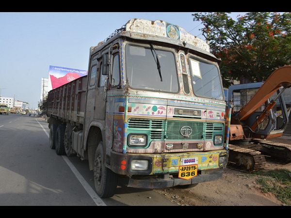 కారు ఢీకొట్టిన లారీ