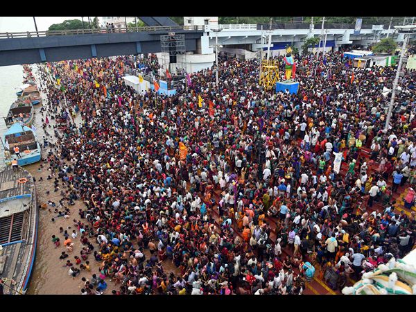 పోటెత్తిన భక్తులు