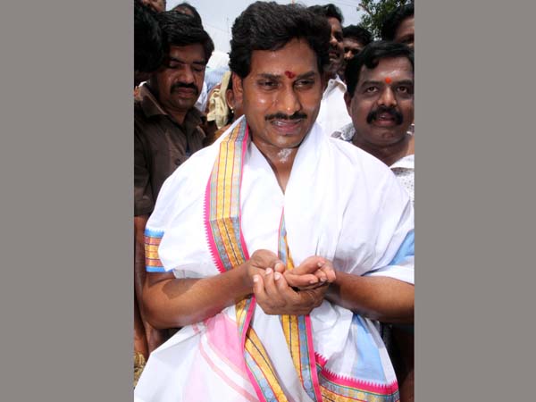 విఐపి ఘాట్‌లో పుష్కర స్నానం