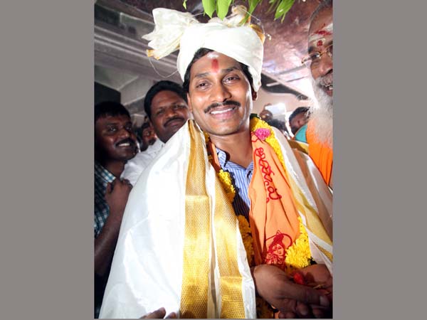 సిఎం కాబట్టే తప్పించుకుంటున్నారు...