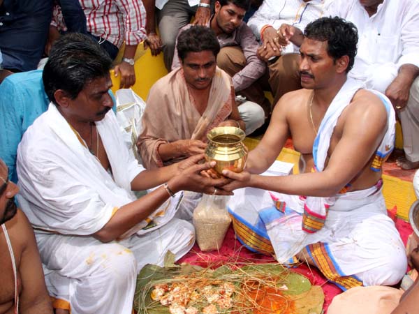 YS Jagan’s dip with cross irks netizens