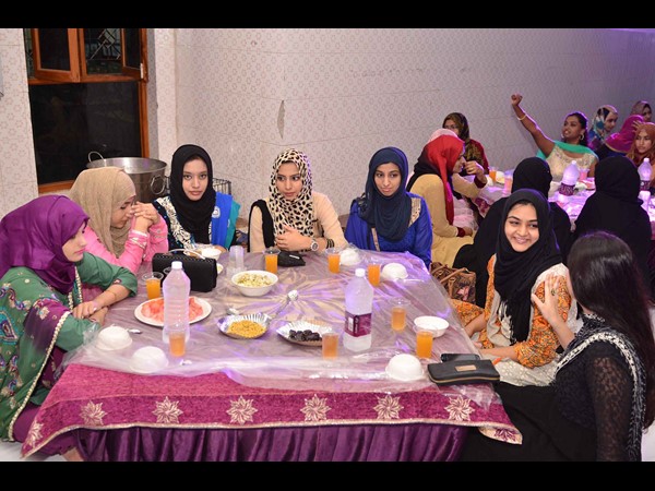 విద్యార్థినుల సందడి