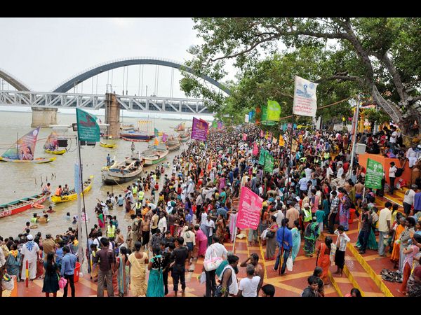 పుష్కరాల్లో భక్తుల సందడి 