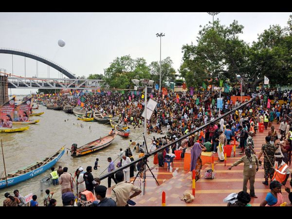 పుష్కరాల్లో భక్తుల సందడి 