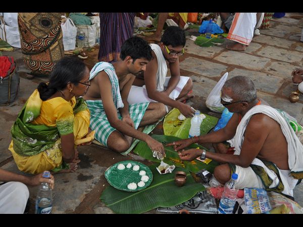 పుష్కరాల్లో భక్తుల సందడి 