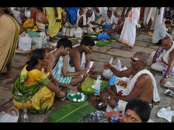 పిండ ప్రదానం చేస్తూ ఓ వ్యక్తి మృతి పిండ ప్రదానం చేస్తూ ఓ వ్యక్తి మృతి